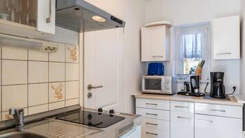 Kühlschrank, Mikrowelle, Herdplatte, Wasserkocher mit Kaffee-/Teezubehör