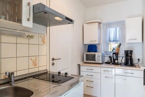 Geladeira, micro-ondas, cooktop, cafeteira/chaleira