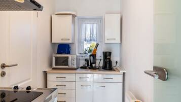 Frigorífico, microondas, placa de cocina y cafetera o tetera