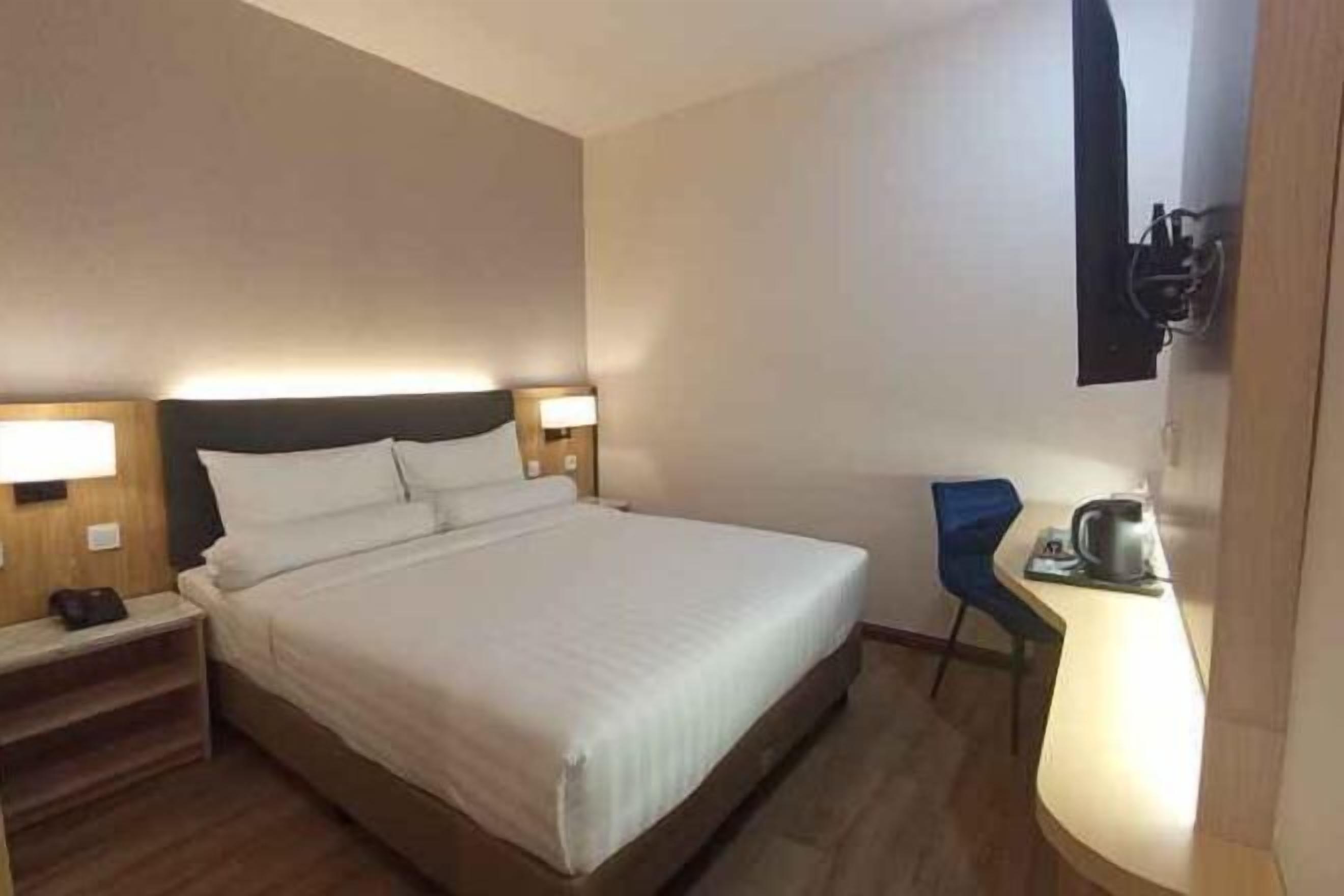 Een bureau, gratis wifi, beddengoed