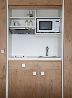 Een koelkast, een magnetron, een kookplaat