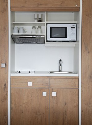 Refrigerador, microondas, placa de cocina, cafetera/tetera