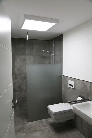 Douche, sèche-cheveux, serviettes fournies