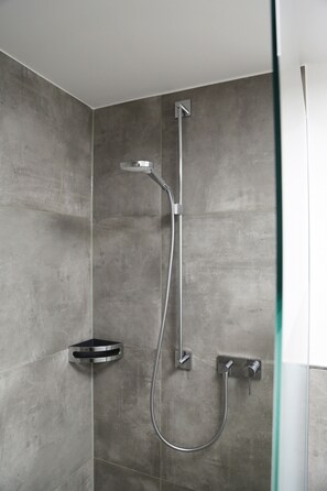 Een douche, een haardroger, handdoeken