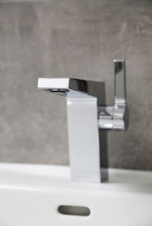Douche, sèche-cheveux, serviettes fournies