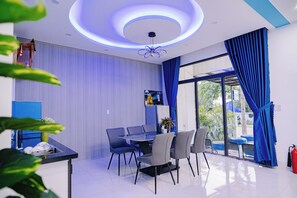 Peruspientalo, näköala puutarhaan | Yksityinen keittiö | Jääkaappi, liesi, keittoastiat/astiat/ruokailuvälineet