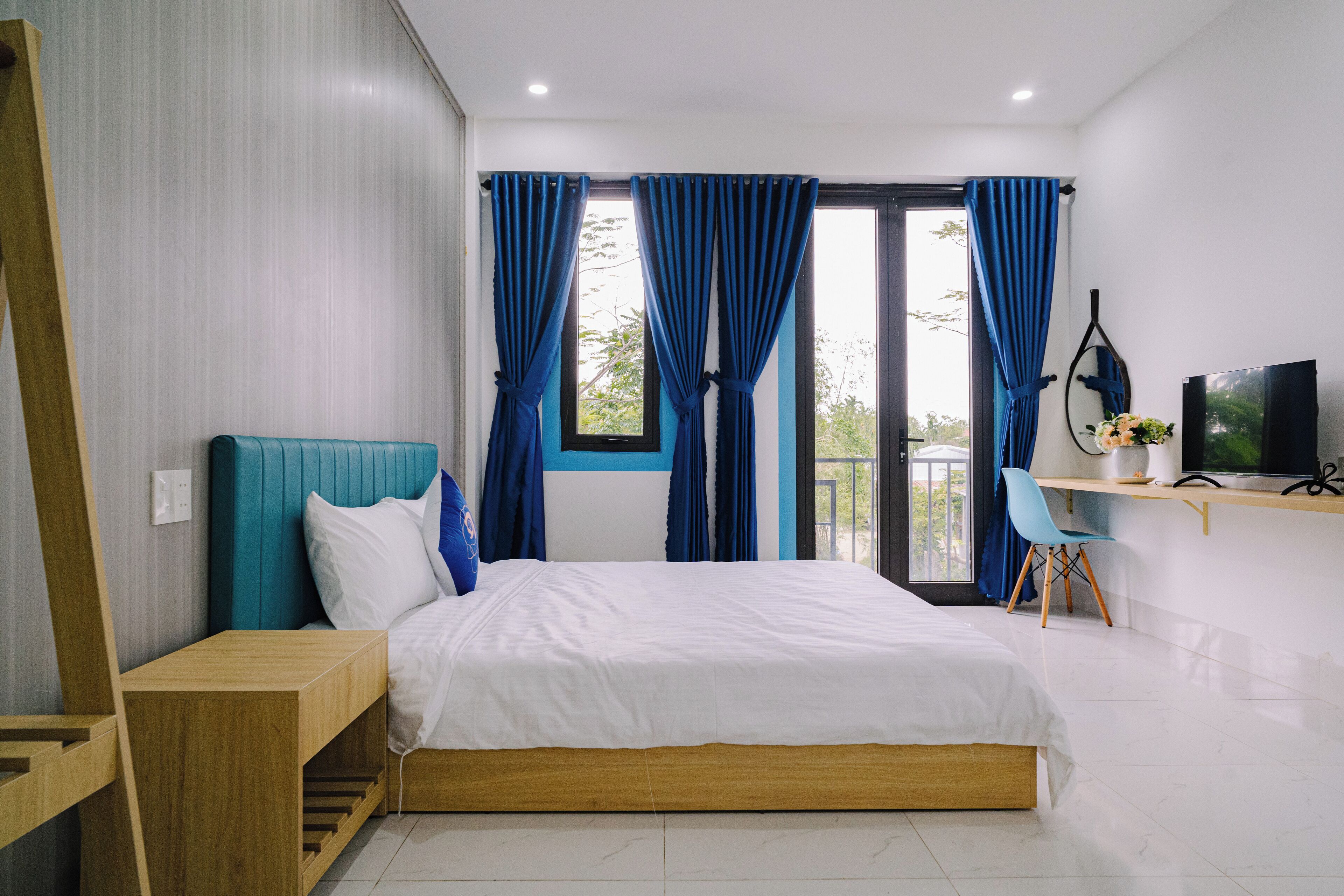 Kahden hengen deluxe-huone, parveke, näköala puutarhaan | Työpöytä, äänieristys, ilmainen Wi-Fi