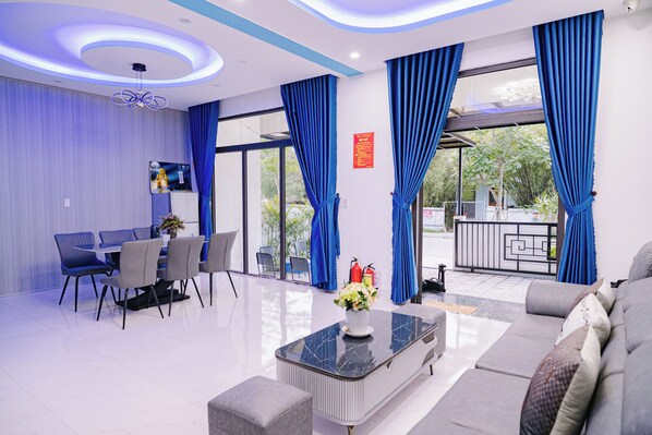 Peruspientalo, näköala puutarhaan | Oleskelualue