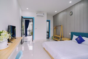 4 ๊ฐ์ ์นจ์ค, ์ฑ
์, ๋ฐฉ์ ์ค๋น, ๋ฌด๋ฃ WiFi