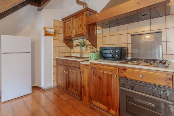Fridge, microwave, oven, coffee/tea maker