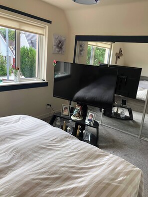 Apartment, 3 Bedrooms, City View | 3 bedrooms - Limegrove Comfortable Three Bedroom House (Carluke)