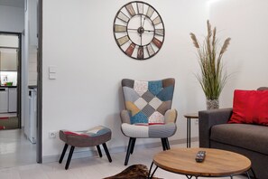 Televisio, DVD-soitin, pöytätennispöytä, stereot