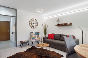 Fernseher, DVD-Player, Tischtennisplatte, Stereoanlage