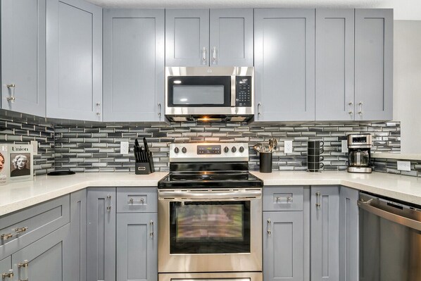 Refrigerador, microondas, horno y parrilla de estufa