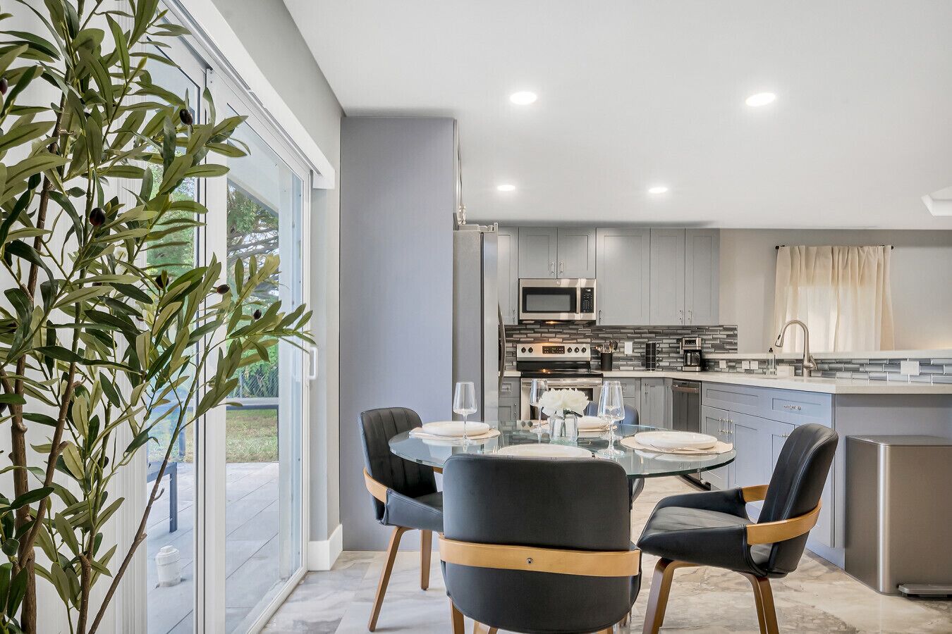 Køleskab, mikrobølgeovn, ovn, kogeplade