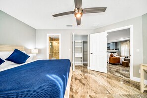 3 habitaciones, escritorio y tabla de planchar con plancha