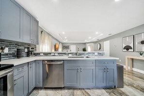 Een koelkast, een microgolfoven, een oven, een kookplaat