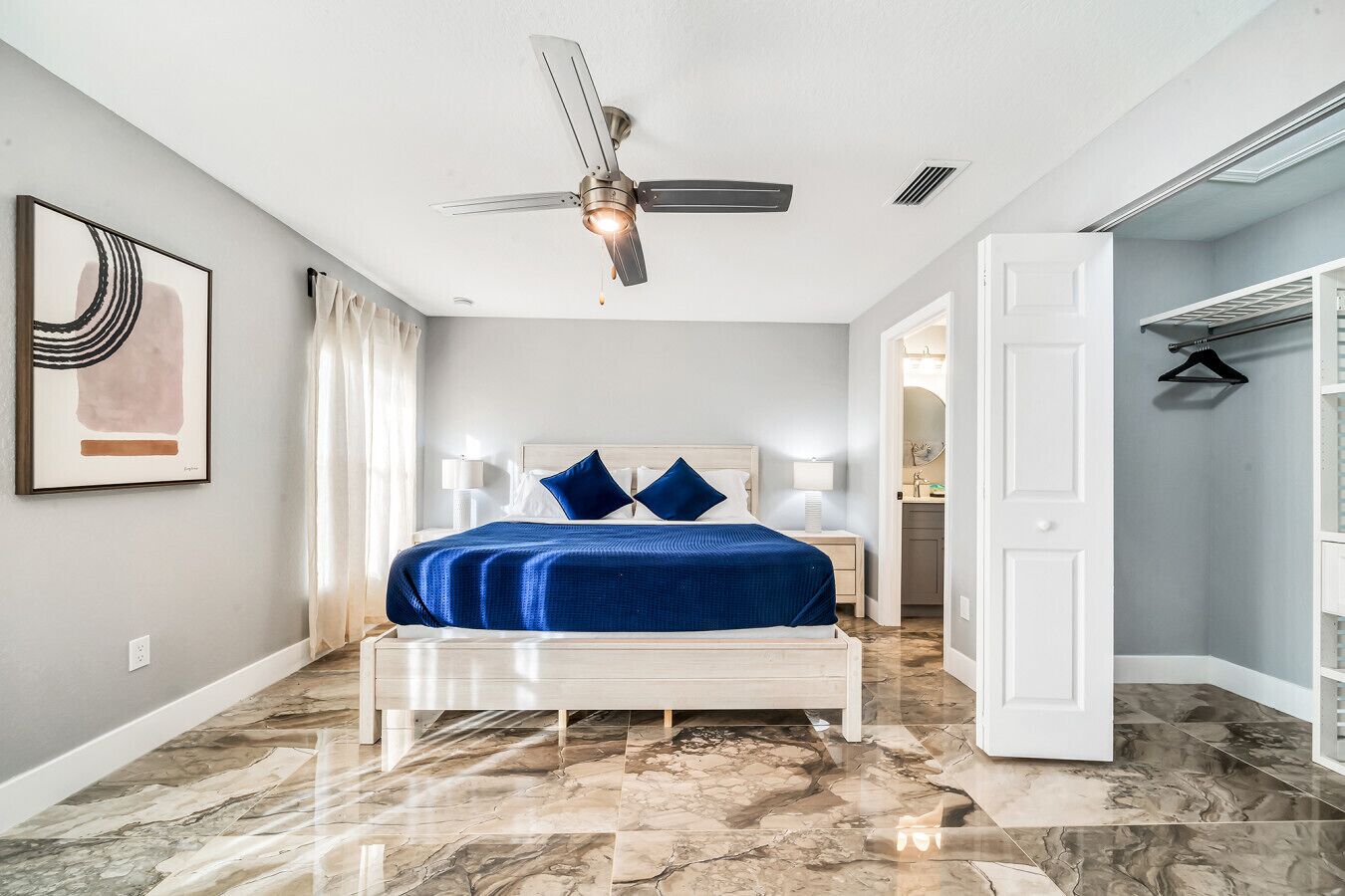 3 habitaciones, escritorio y tabla de planchar con plancha 
