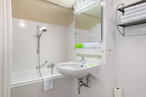 Shower, hair dryer, towels - Apartment 2 'Ringelblume, 42qm' with Balcony and Wi-Fi (Schönwald im Schwarzwald)