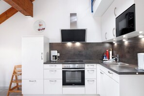 Réfrigérateur, four à micro-ondes, un four, surface de cuisson