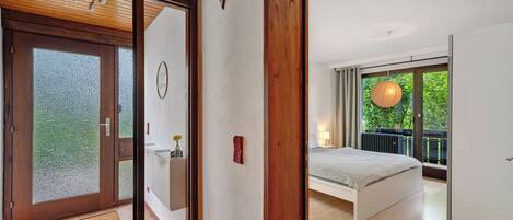 2 slaapkamers, een strijkplank/strijkijzer, gratis wifi, beddengoed