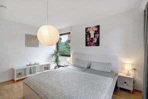 2 bedrooms, iron/ironing board, free WiFi, bed sheets - Apartment 'Am Lehen' with Mountain View, Private Terrace and Wi-Fi (Schiltach)