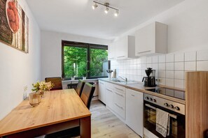 Frigorifero, forno, piano cottura, lavastoviglie