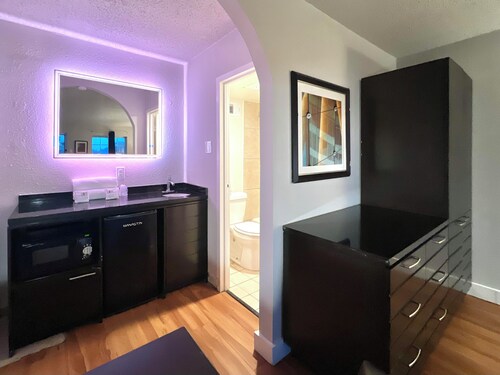 Charming King Studio Suite in Lafayette with High-Speed WiFi & More!