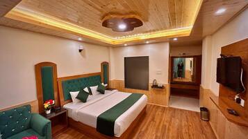 Habitación doble Deluxe, balcón, vista a la montaña | Ropa de cama hipoalergénica, camas Tempur-Pedic y wifi gratis