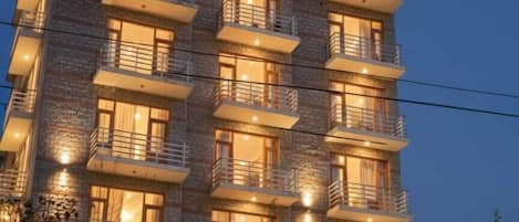 Vista frontal de la propiedad