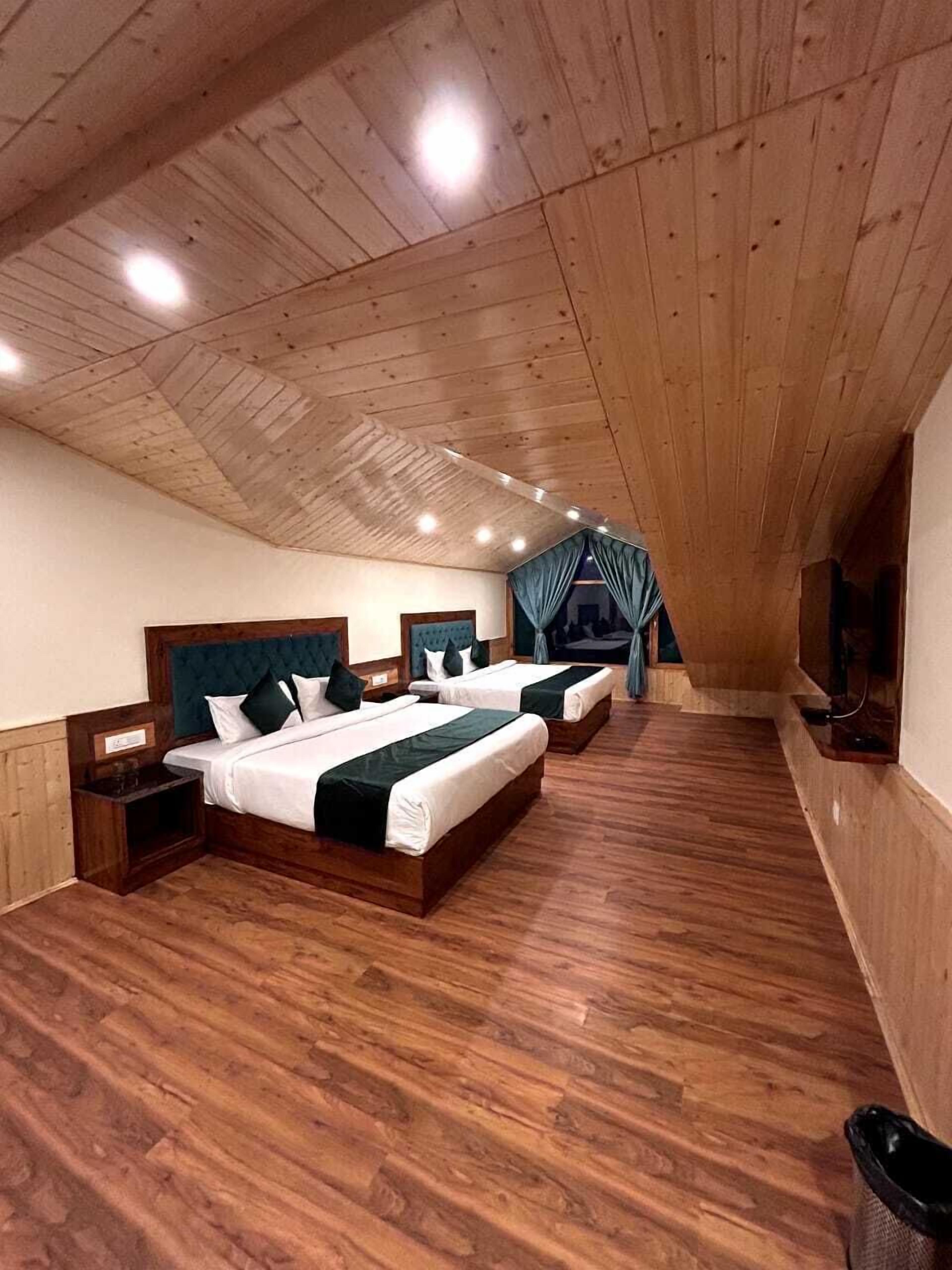 Family Suite, Balcony, Mountain View | Hypo-allergenic bedding, Tempur-Pedic beds, free WiFi, bed sheets