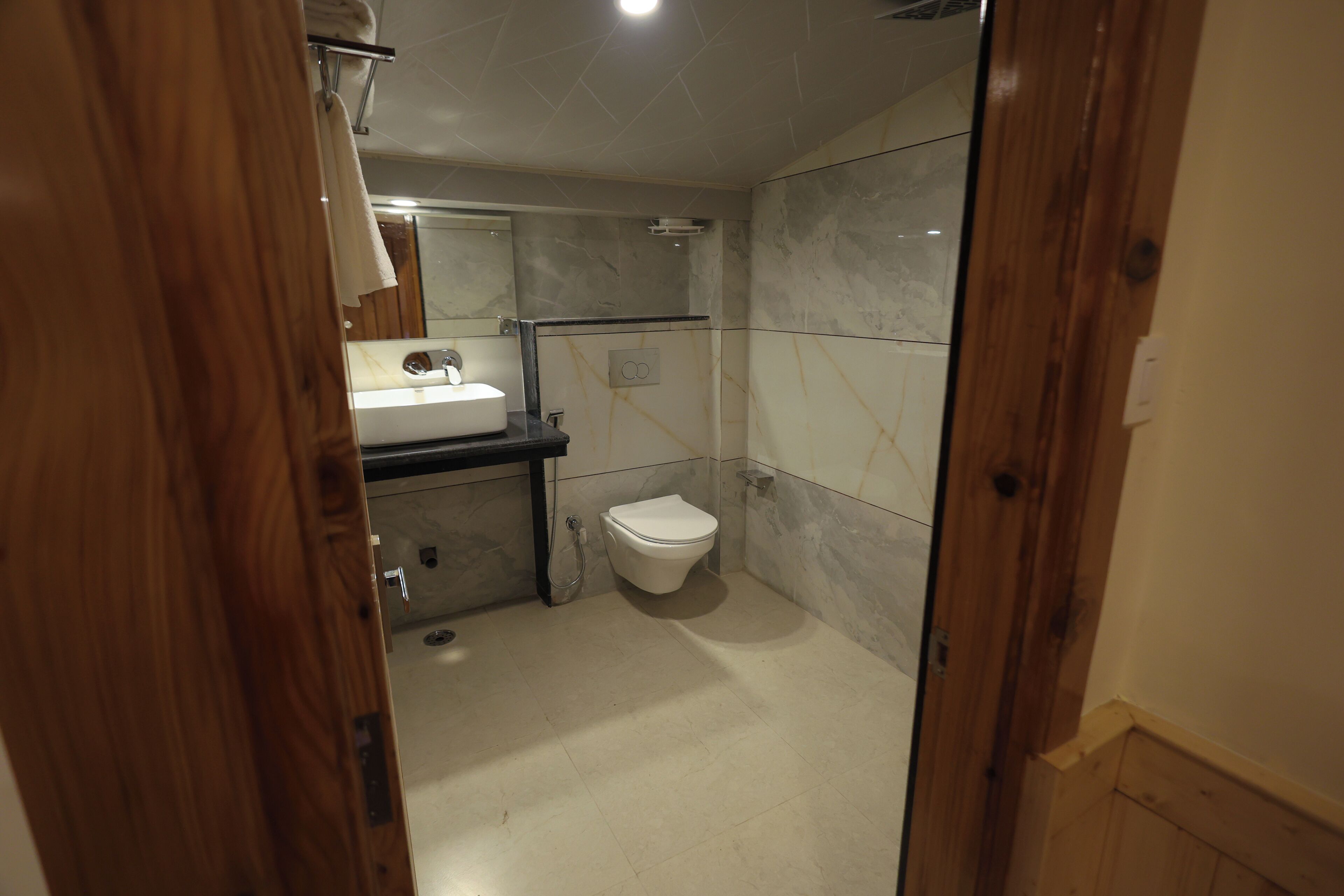 Un baño con inodoro, lavamanos y ducha.