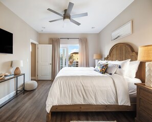 7 habitaciones, escritorio y tabla de planchar con plancha 
