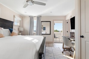 7 Schlafzimmer, Schreibtisch, Bügeleisen/Bügelbrett, Reisekinderbett