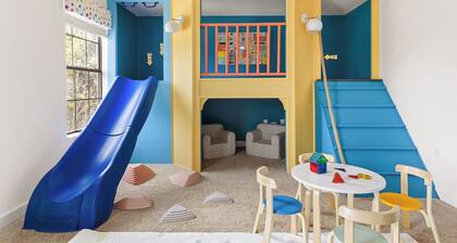 Pool, Game Room & Resort Access, Sleeps 18 – Shadow Mountain by AvantStay