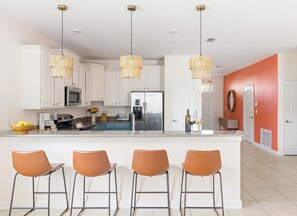 Frigorifero, microonde, piano cottura, lavastoviglie