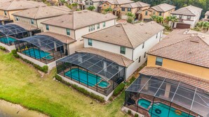 Un quartier résidentiel composé de plusieurs maisons, chacune dotée d’une piscine couverte.