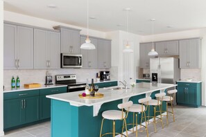 Refrigerador, microondas, cafetera y tetera y tostadora