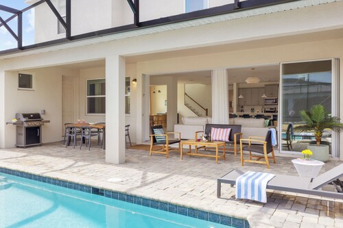 Solara Resort Home, Sleeps 25 | Near Theme Parks – Coconut Breeze by AvantStay
