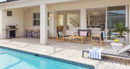 Solara Resort Home, Sleeps 25 | Near Theme Parks – Coconut Breeze by AvantStay