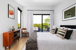 3 bedrooms, desk, iron/ironing board, travel cot - Casa Luna Modern Retreat with Private Cowboy Pool (Austin)