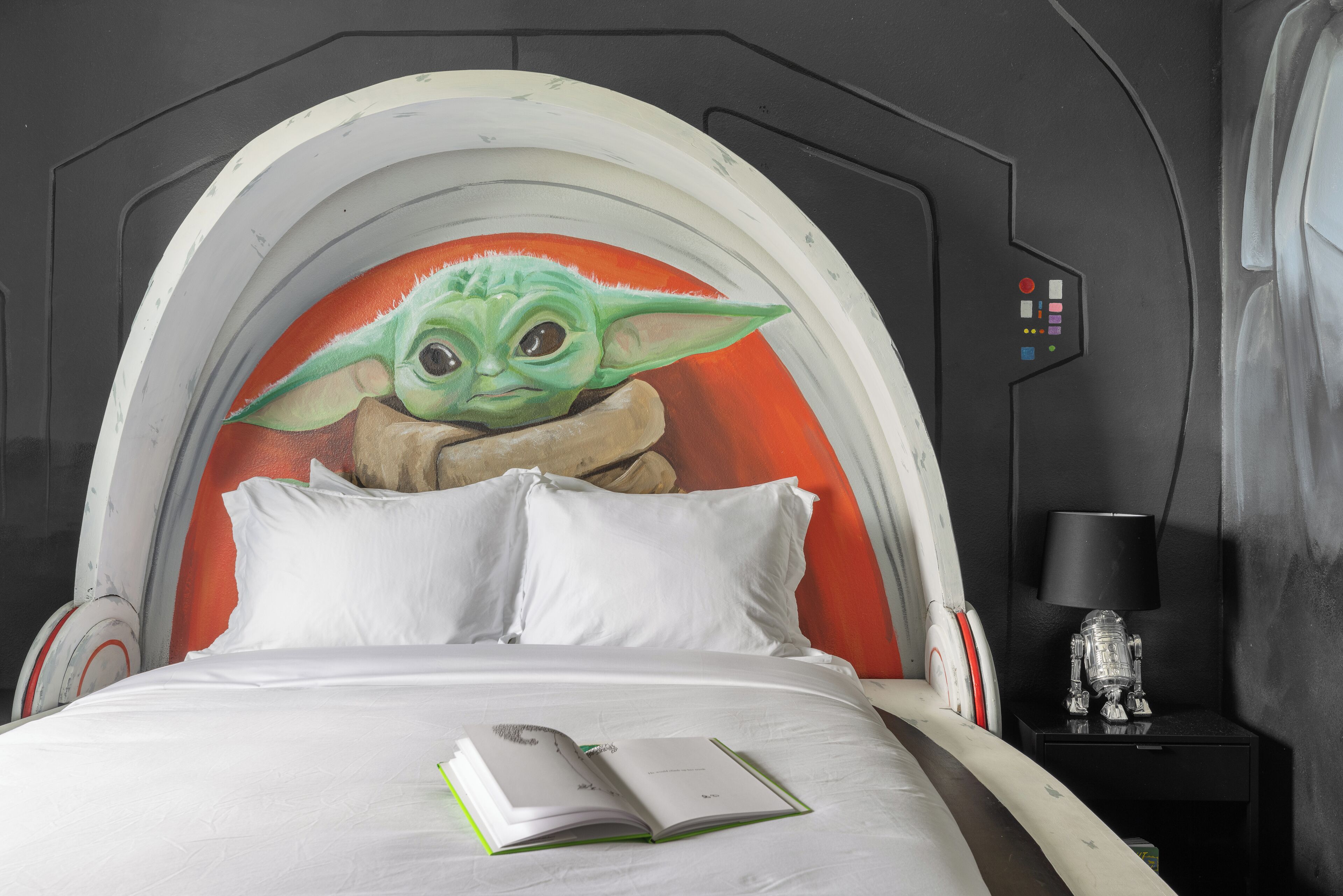 8 chambres, bureau, fer et planche à repasser, lit parapluie