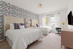 10 bedrooms, desk, iron/ironing board, travel cot - On-Site Waterpark, Pool & Sleeps 26 | Resort Home – Flamingo Grove by AvantStay (Davenport)