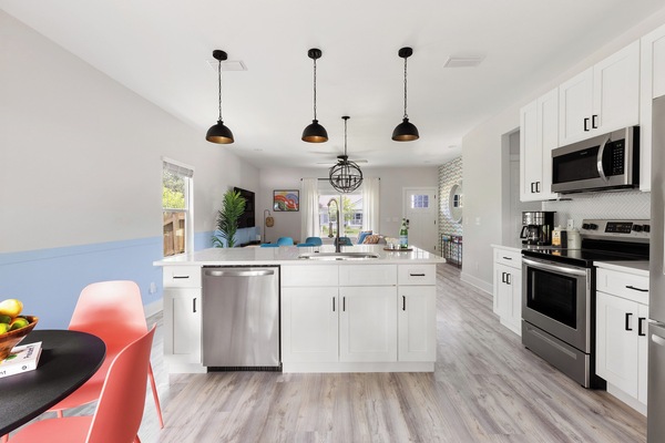 Een koelkast, een microgolfoven, een kookplaat