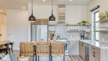 Refrigerador, microondas, horno y parrilla de estufa