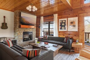 Smart TV, chimenea, videojuegos y futbolito