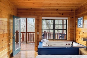 6 habitaciones, escritorio y tabla de planchar con plancha