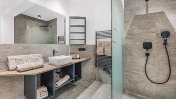 Douche, sĂšche-cheveux, serviettes fournies