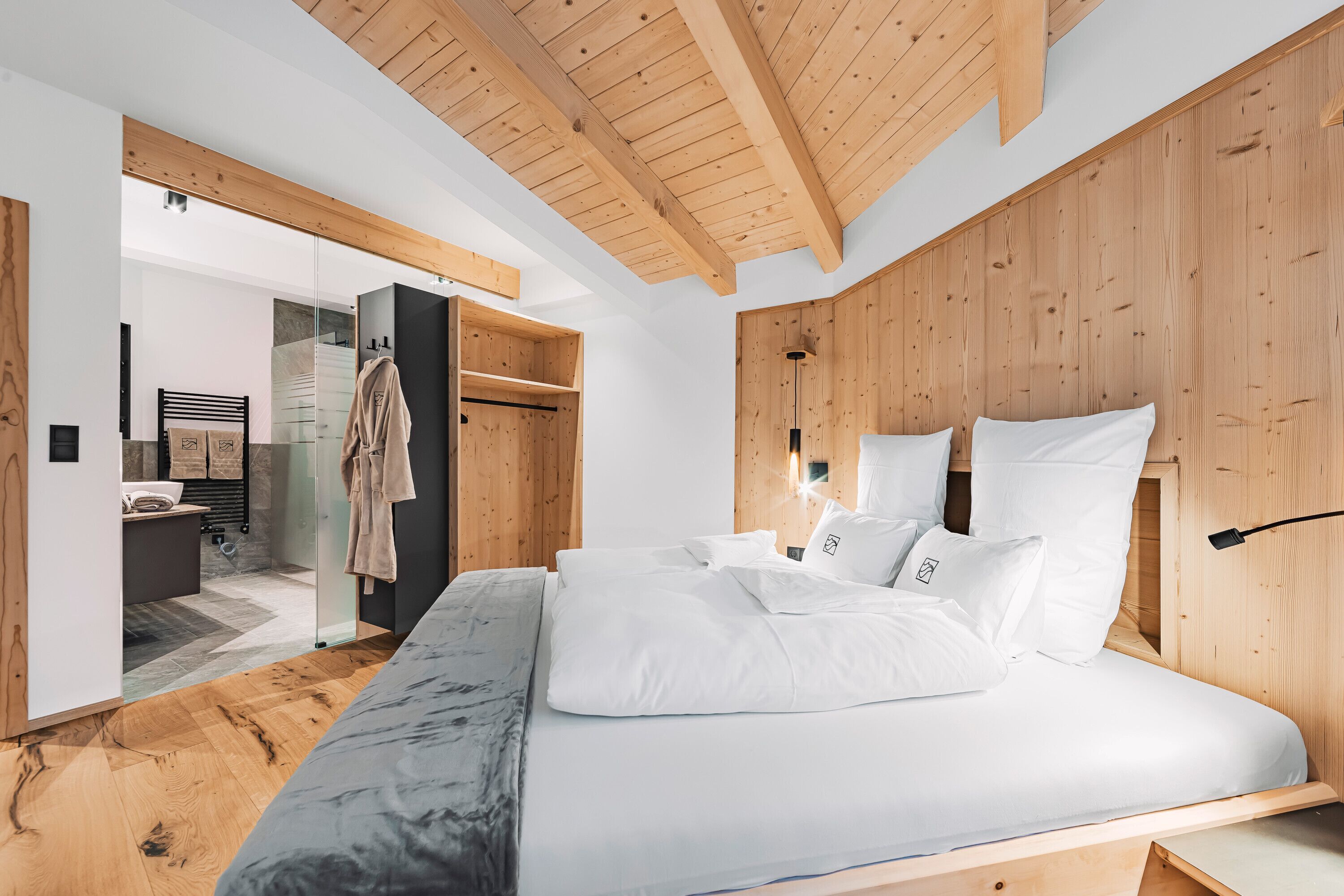 2 slaapkamers, een strijkplank/strijkijzer, gratis wifi, beddengoed