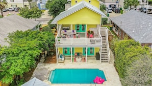 A two-story house with a swimming pool, outdoor seating, and a covered patio. - Luxe Villa near Beach, Pool + HotTub, Chef's Kitchen | Woodward Way by AvantStay (Destin)